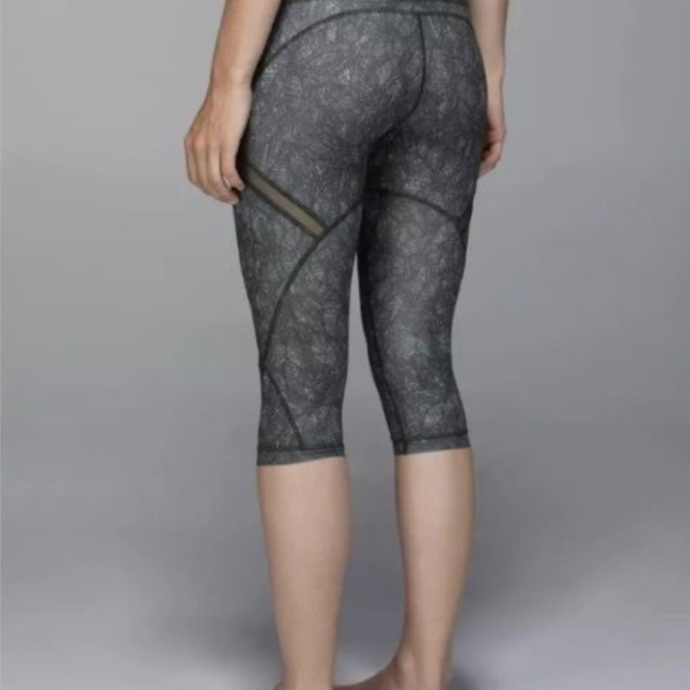 Lululemon green leaf & mesh capris size 6 - Picture 2 of 9